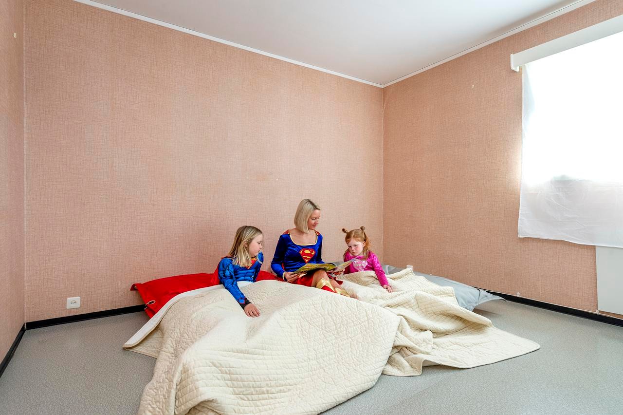 Det største soverommet har supergod plass til dobbelseng Galleribilde