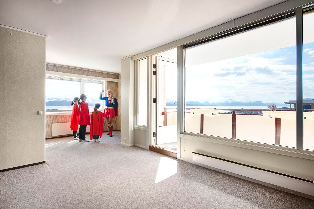 Helt supert med både vestvendt og sørvendt utsikt fra stua Galleribilde