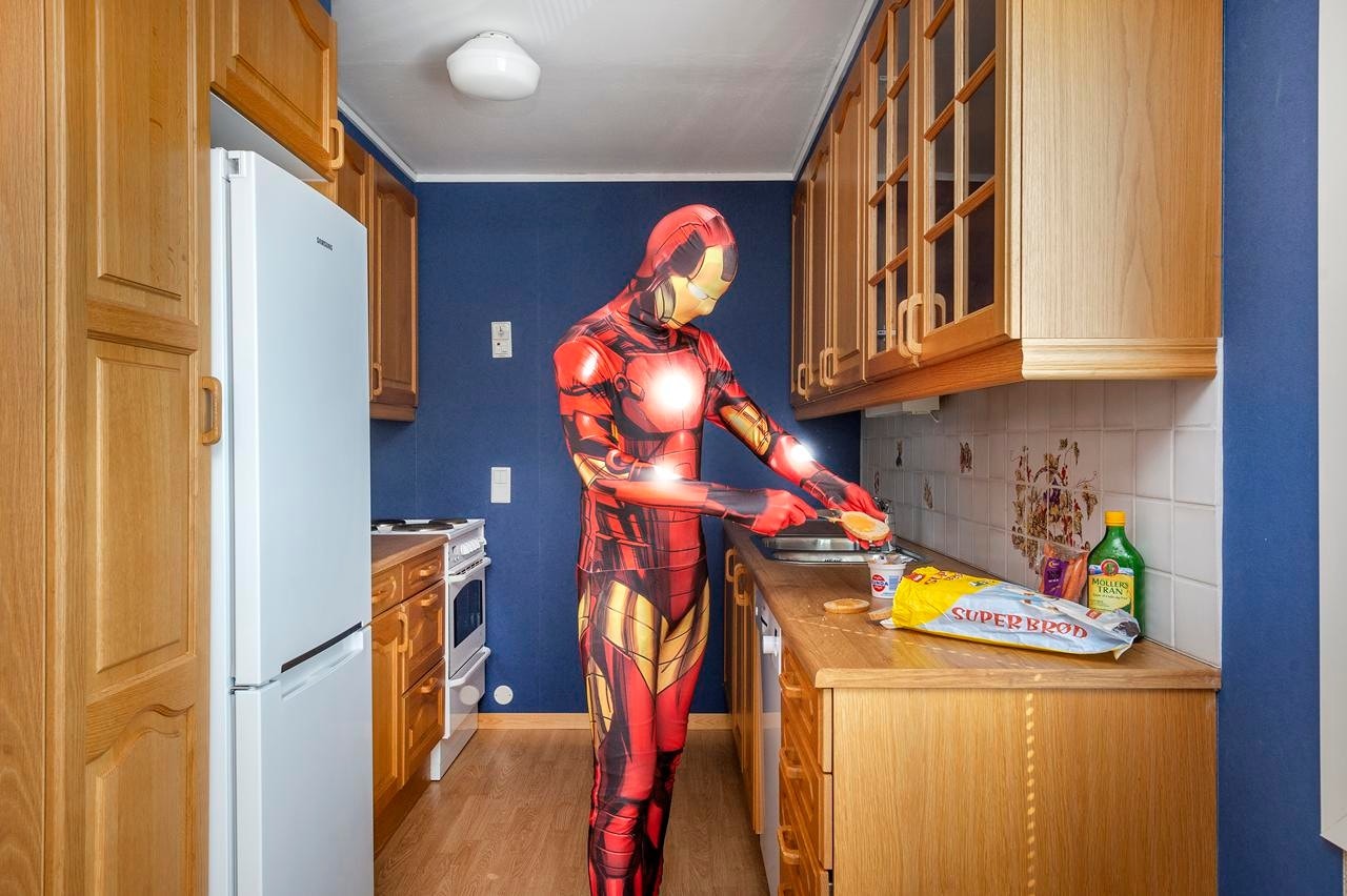 Helt supert at denne leiligheten har fjernet døren mellom bad og kjøkken, noe som gir bedre utnyttelse av begge rommene. Galleribilde