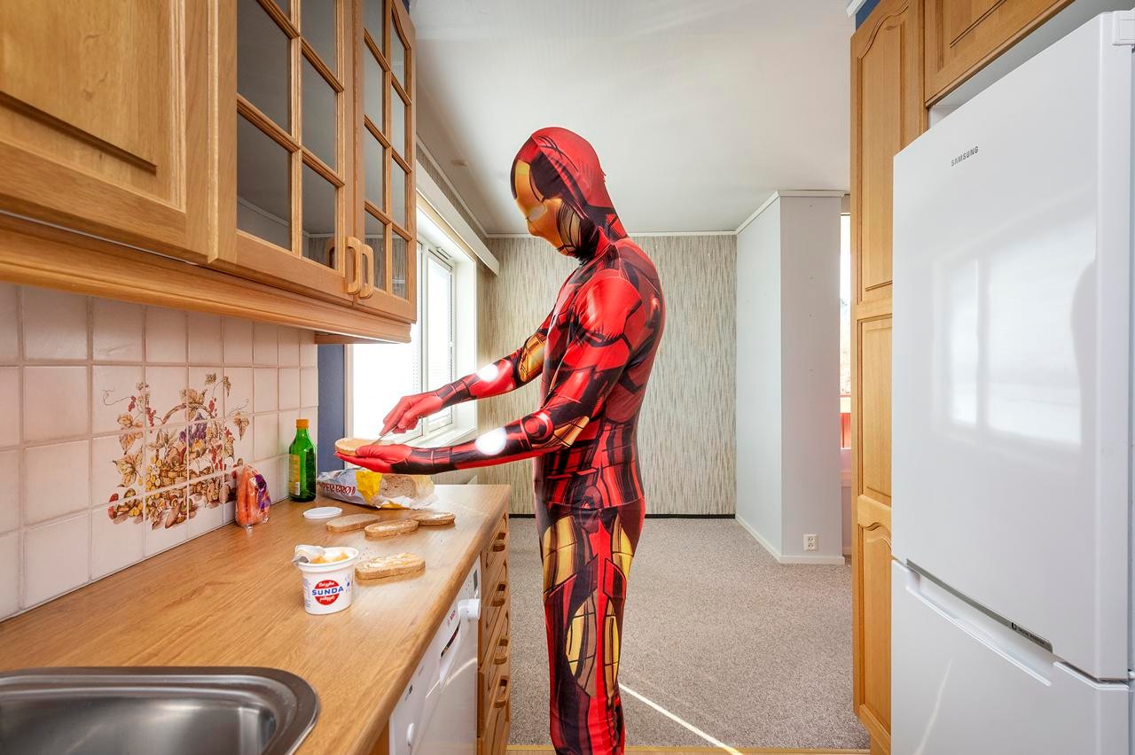 Supert definert plass til spisebord ved siden av kjøkkenet. Fantastisk utsikt fra spiseplassen Galleribilde