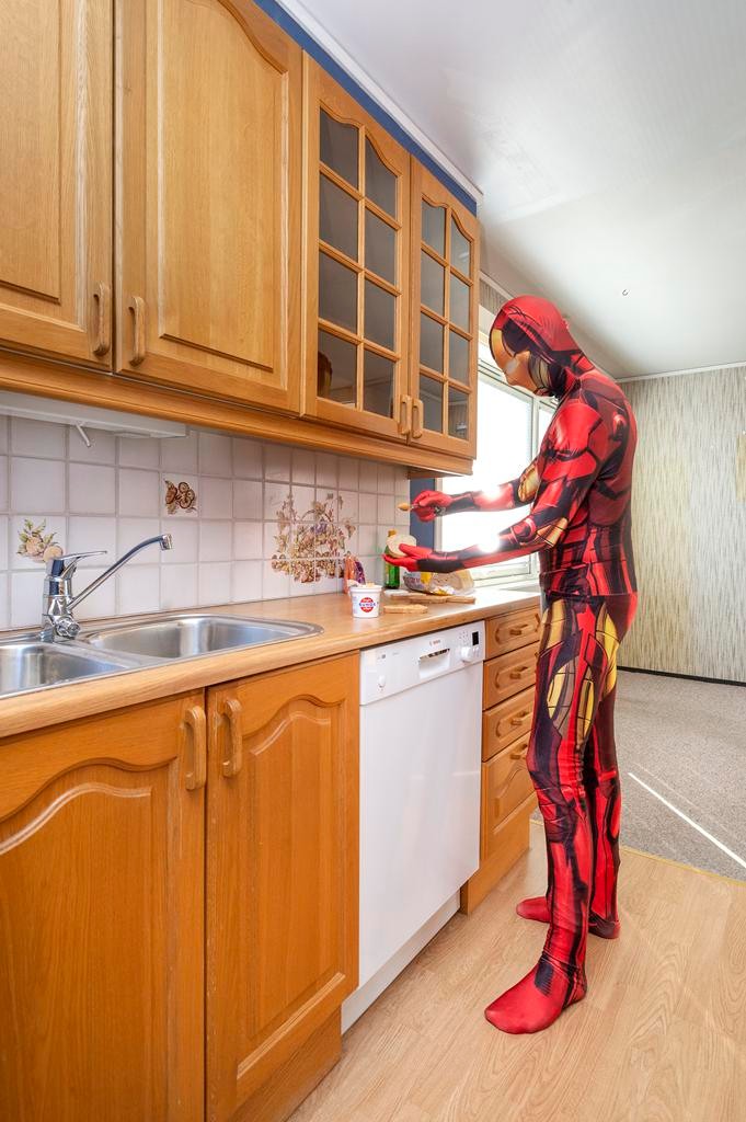 Nyere kjøkken med god benkeplass for å lage seg en super frokost Galleribilde