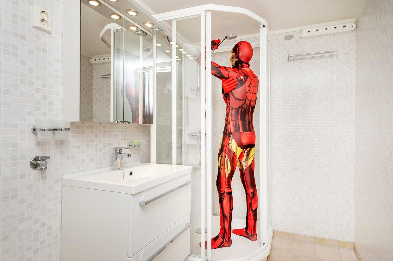 Lyst og superoppusset bad med dusjkabinett og opplegg for vaskesøyle Galleribilde