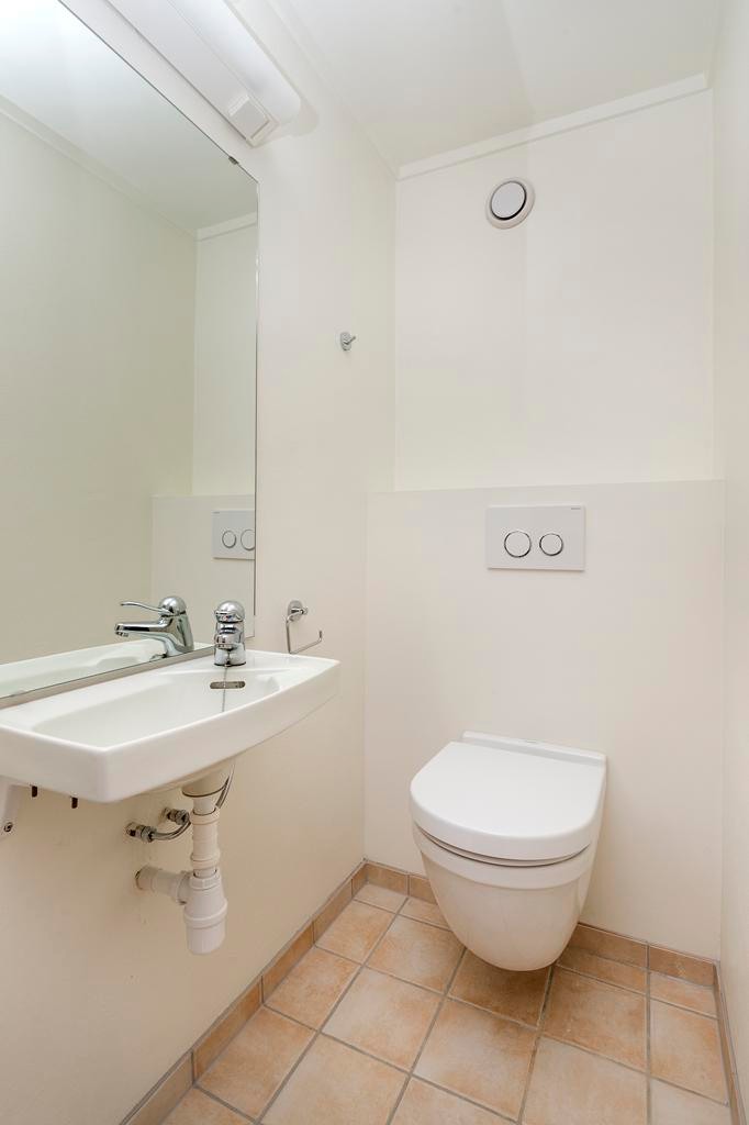 Ikke usupert med vegghengt wc Galleribilde