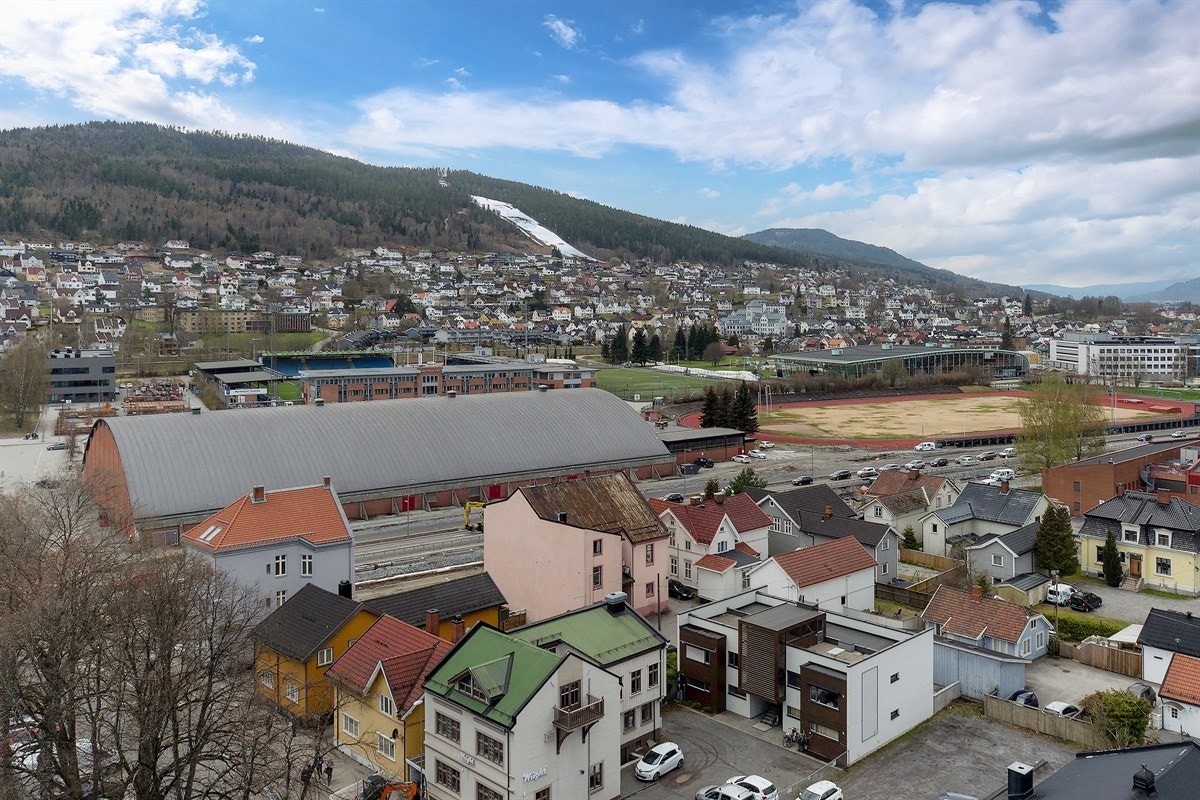 Området gir mulighet for offentlig kommunikasjon via buss og tog. Nærmeste holdeplass er Knoffs gate som ligger ca. 2 minutter fra leiligheten. Det er for øvrig kort gangavstand til Drammen stasjon som også har avgang for flytoget. Galleribilde