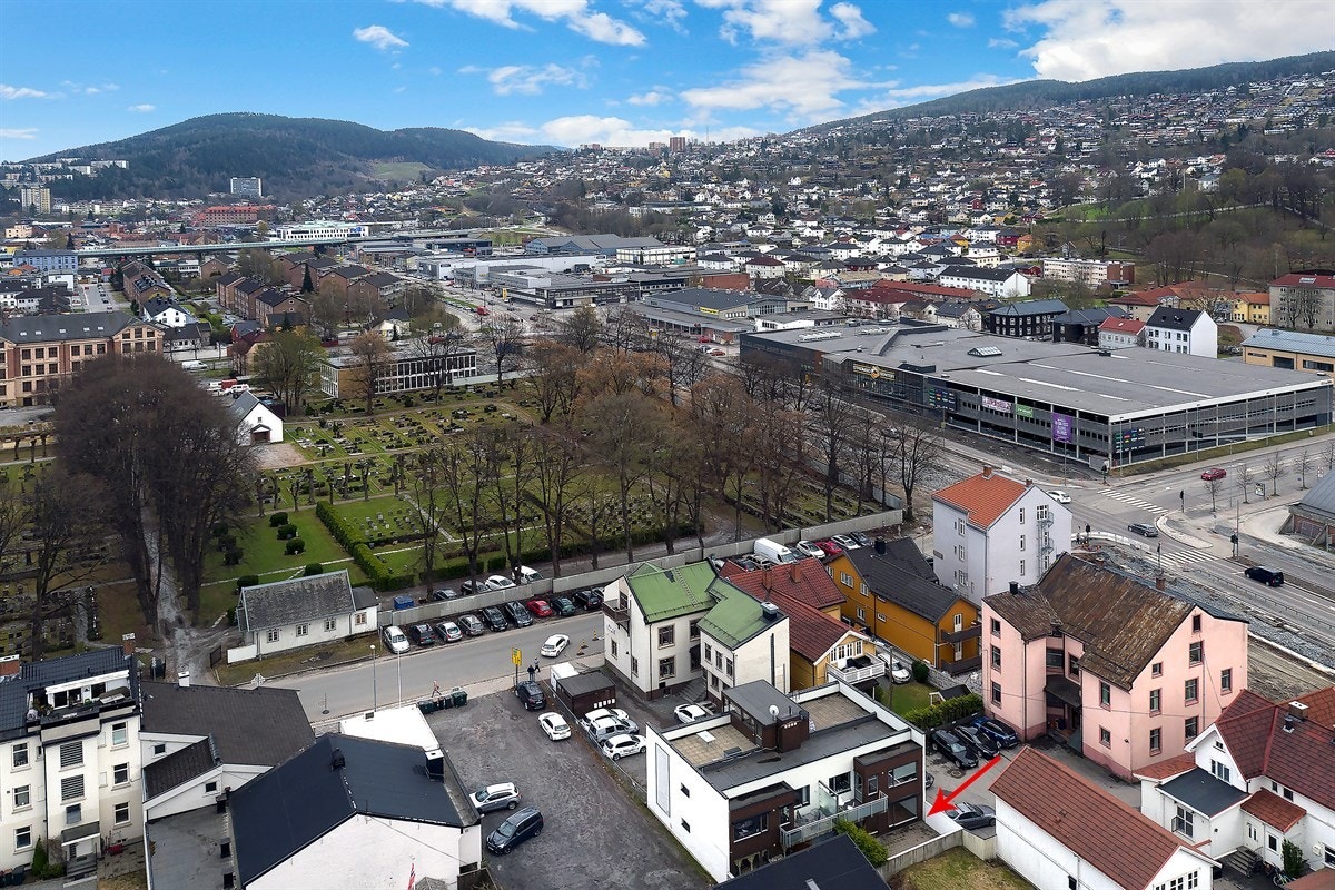 Leiligheten ligger sentralt og attraktivt til på Strømsø i Drammen kommune, kun et steinkast unna Marienlyst stadion. Området har nærhet til god offentlig kommunikasjon, skoler, barnehager, samt et rikt utvalg av fasiliteter og servicetilbud. Galleribilde