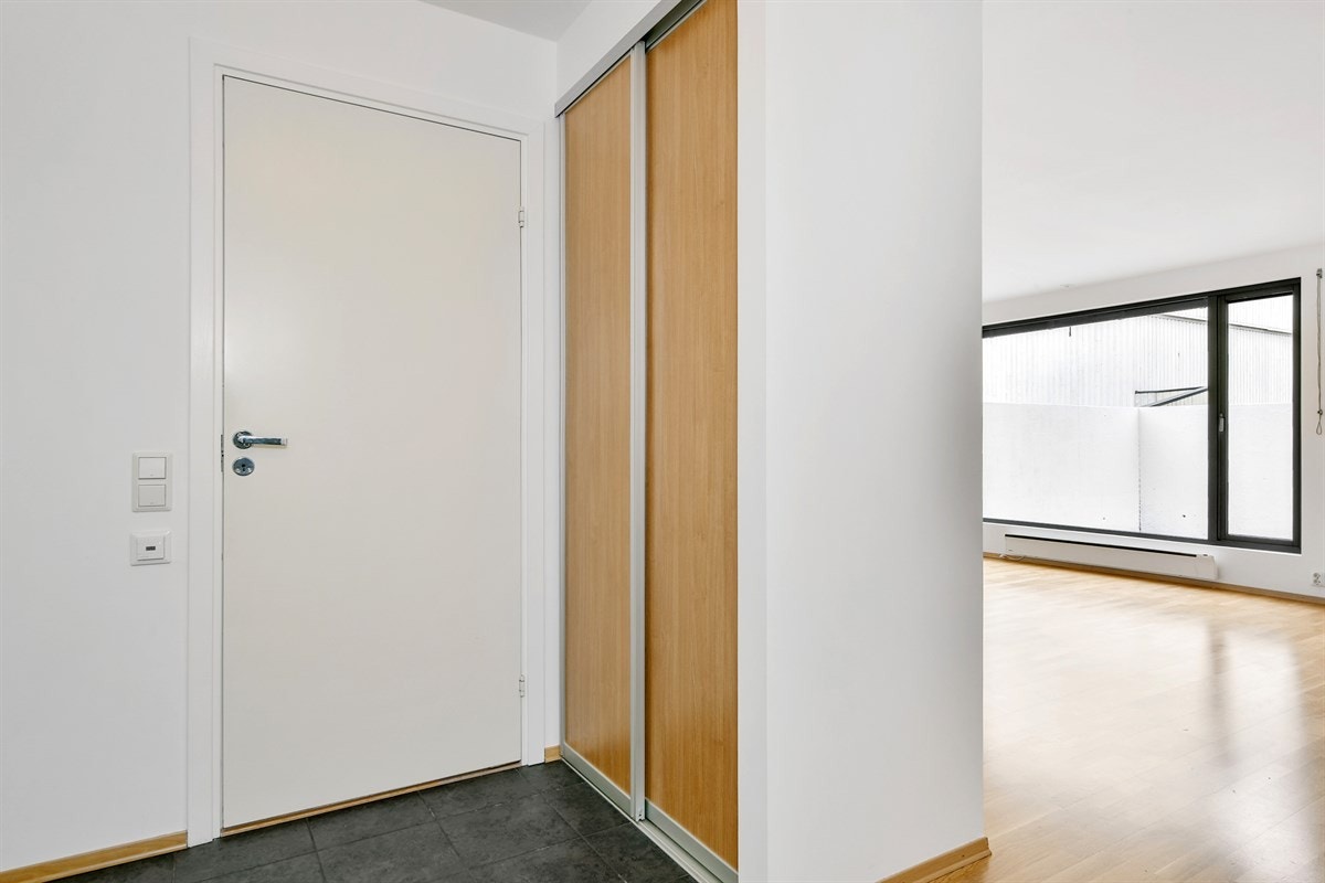 Entreen er praktisk innredet med gulvvarme og en innebygd skyvedørsgarderobe. Galleribilde