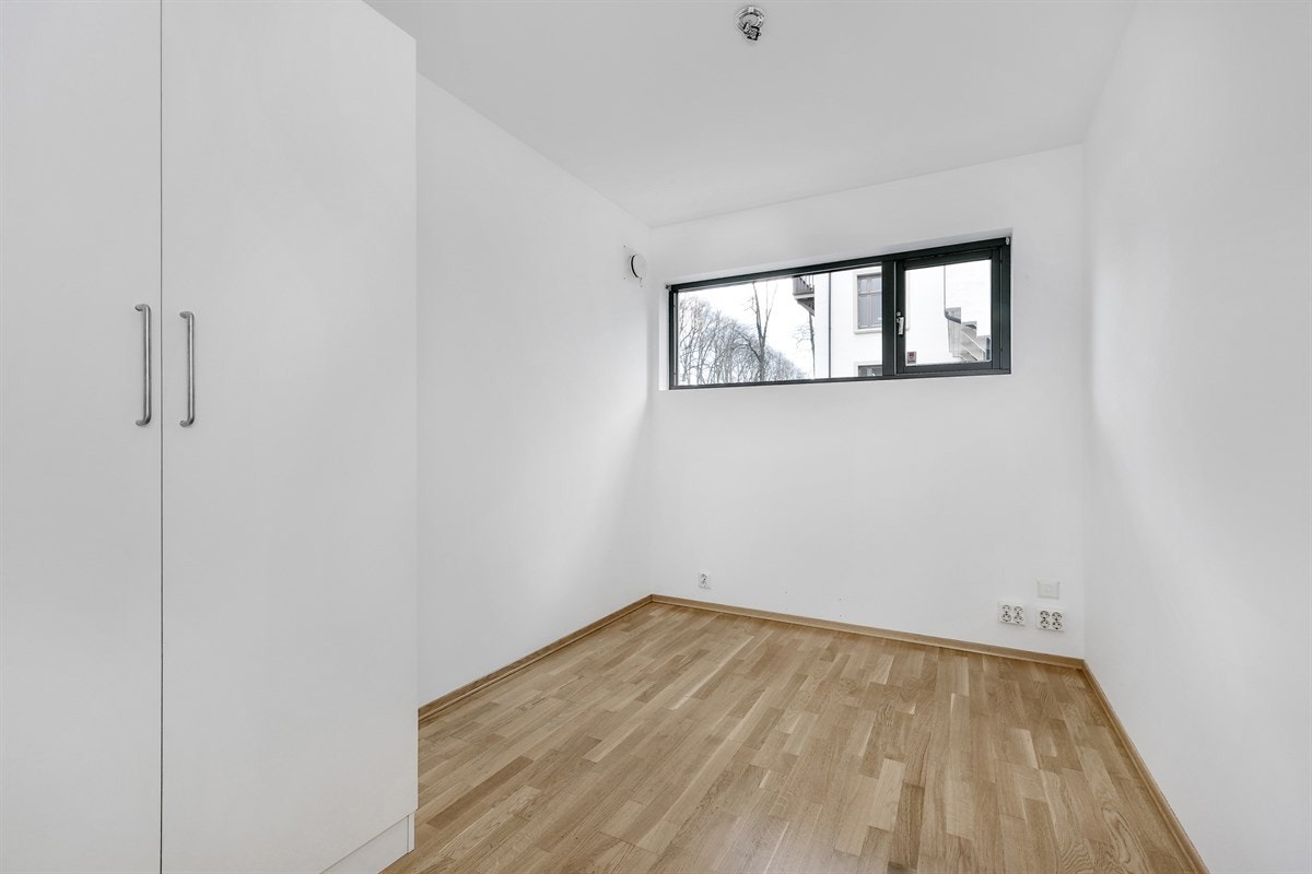 Det andre soverommet har et garderobeskap, og i entreen er det en innebygd skyvedørsgarderobe. Galleribilde