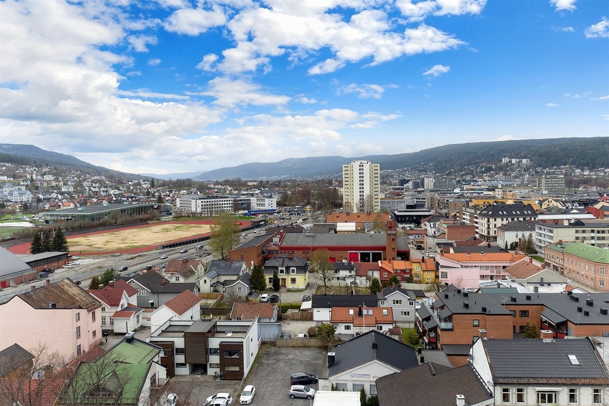 Det er gangavstand til Drammenselven og byens populære elvepromenade, som bl.a. byr på deilige, grønne lunger, sandvolleyballbane, flotte bade- og fiskemuligheter og koselig spisesteder med uteservering. Galleribilde