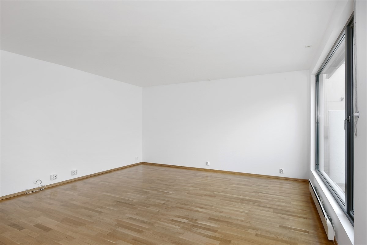 Det er god plass for sofagruppe og spisebord i stuen. Galleribilde
