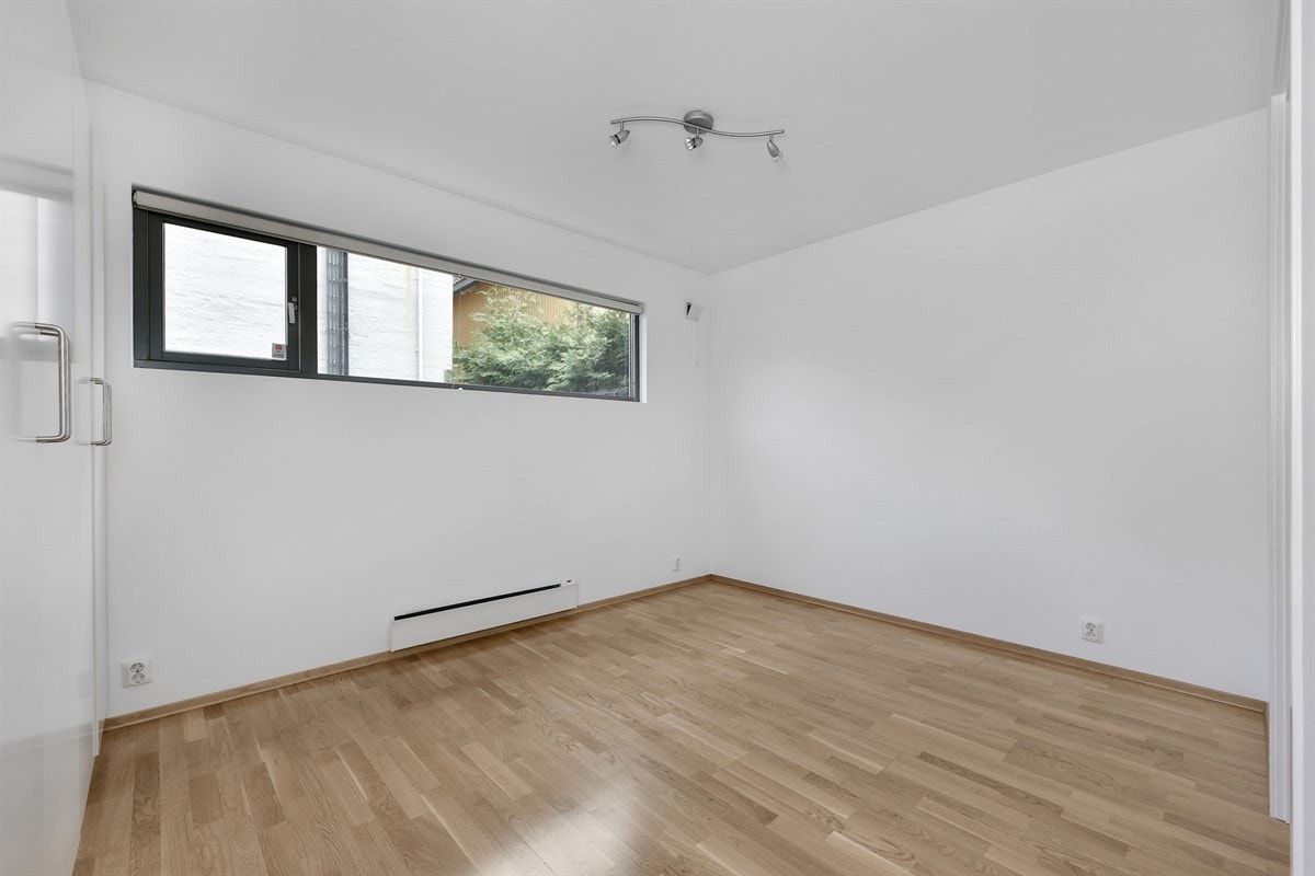 Leiligheten har to gode soverom med eikeparkett og hvitmalte veggflater. Galleribilde