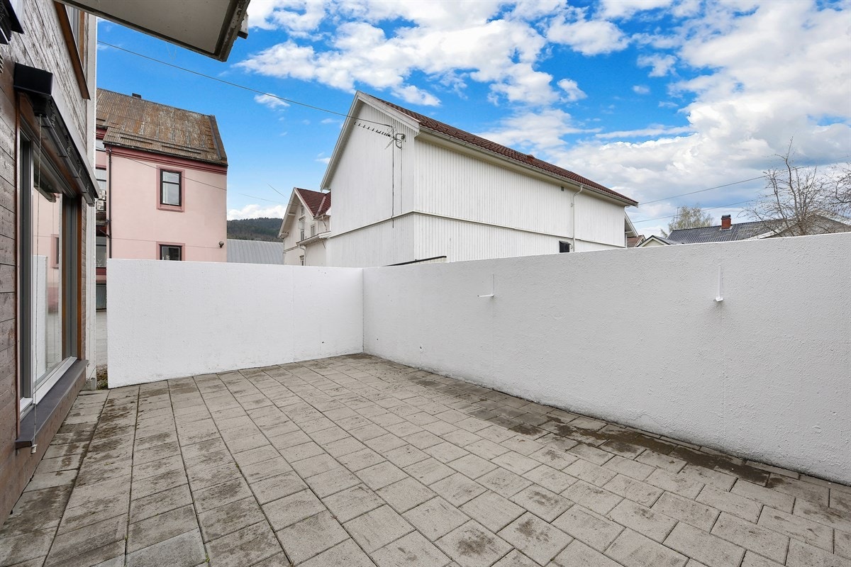 Her er det gode solforhold og plass til det du måtte ønske av utemøbler, så her kan du nyte sommerdagene til fulle. Galleribilde