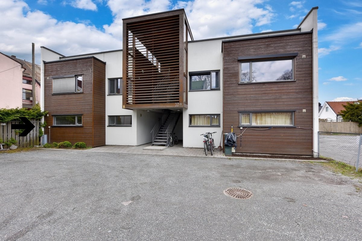Privatmegleren ved John Granly Steen og Jørgen Braathen Becher har gleden av å presentere denne moderne og innflytningsklar 3-roms selveierleilighet fra 2006 med trappefri adkomst beliggende på Strømsø sentrum i Drammen.. Galleribilde