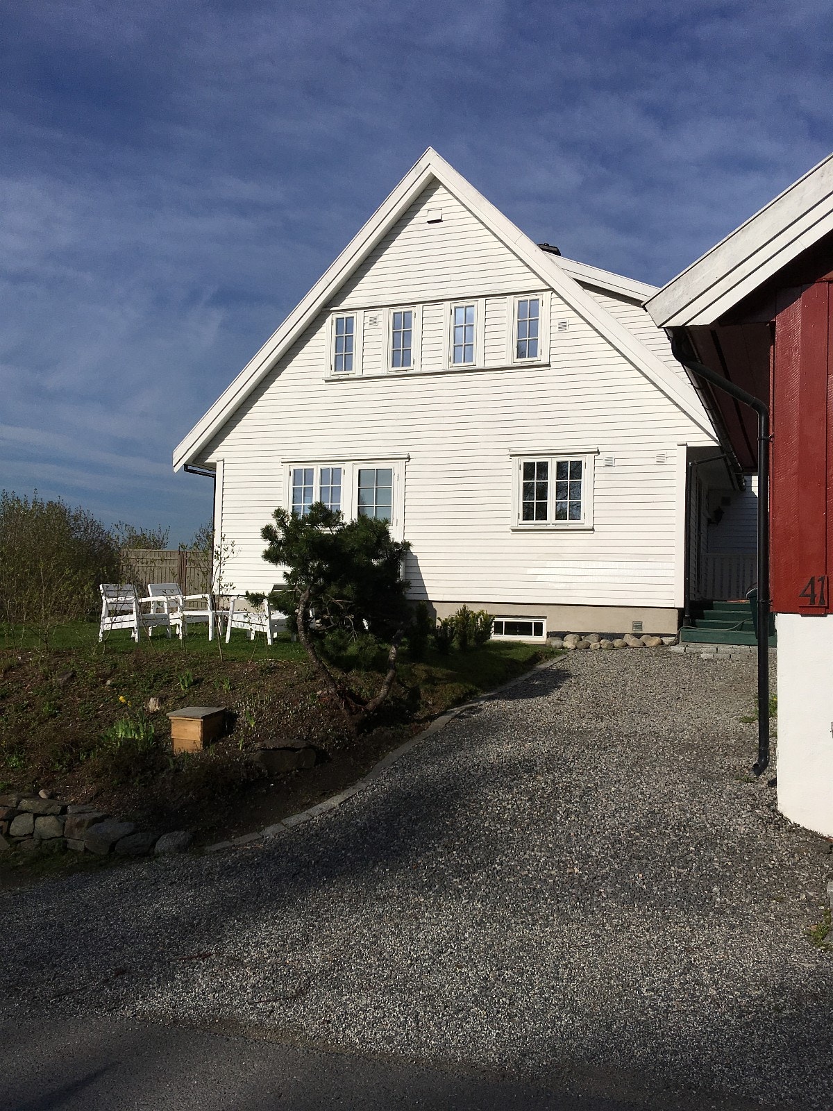 Egen innkjørsel/parkering til leiligheten, 2 biler kan stå bak hverandre. Galleribilde