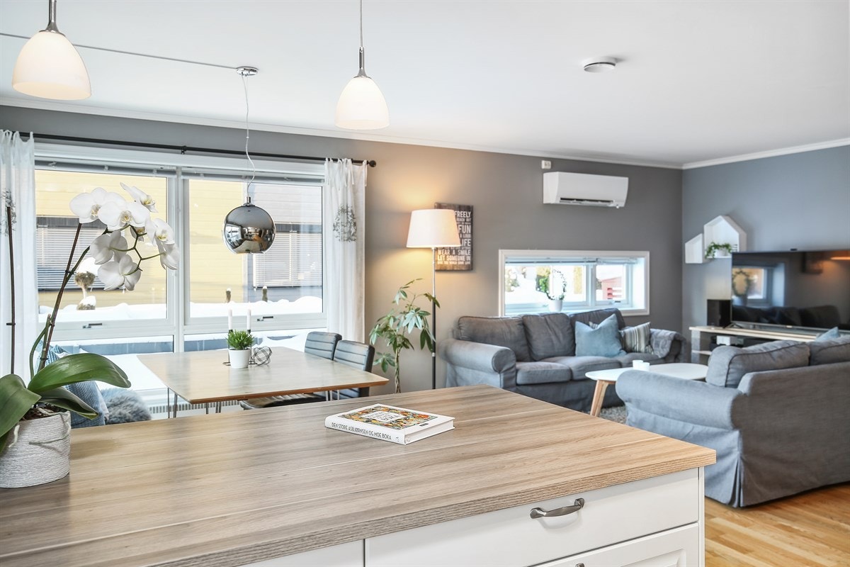 I den ene stuedelen får du fint plass til en god sofagruppe med tilhørende møblement, mens øvrig del av rommet egner seg til spisebord. Galleribilde
