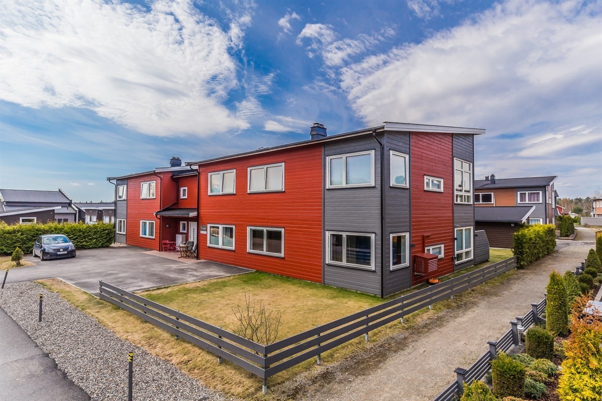 Fasade fremside - biloppstillingsplass ved inngang Galleribilde