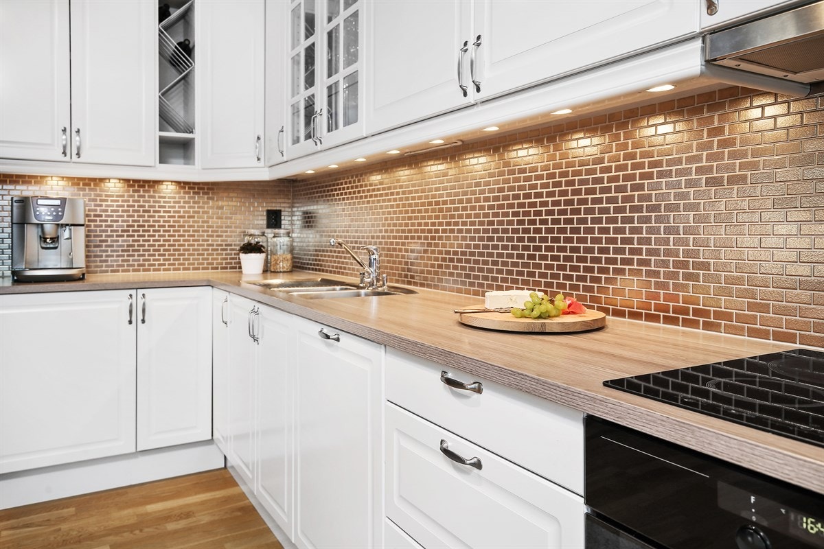 Kjøkken - godt med skap og benkeplass - lyst og tidløst Galleribilde