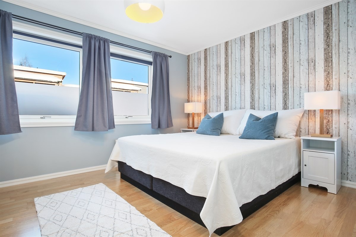 Leiligheten har tre romslige soverom Galleribilde