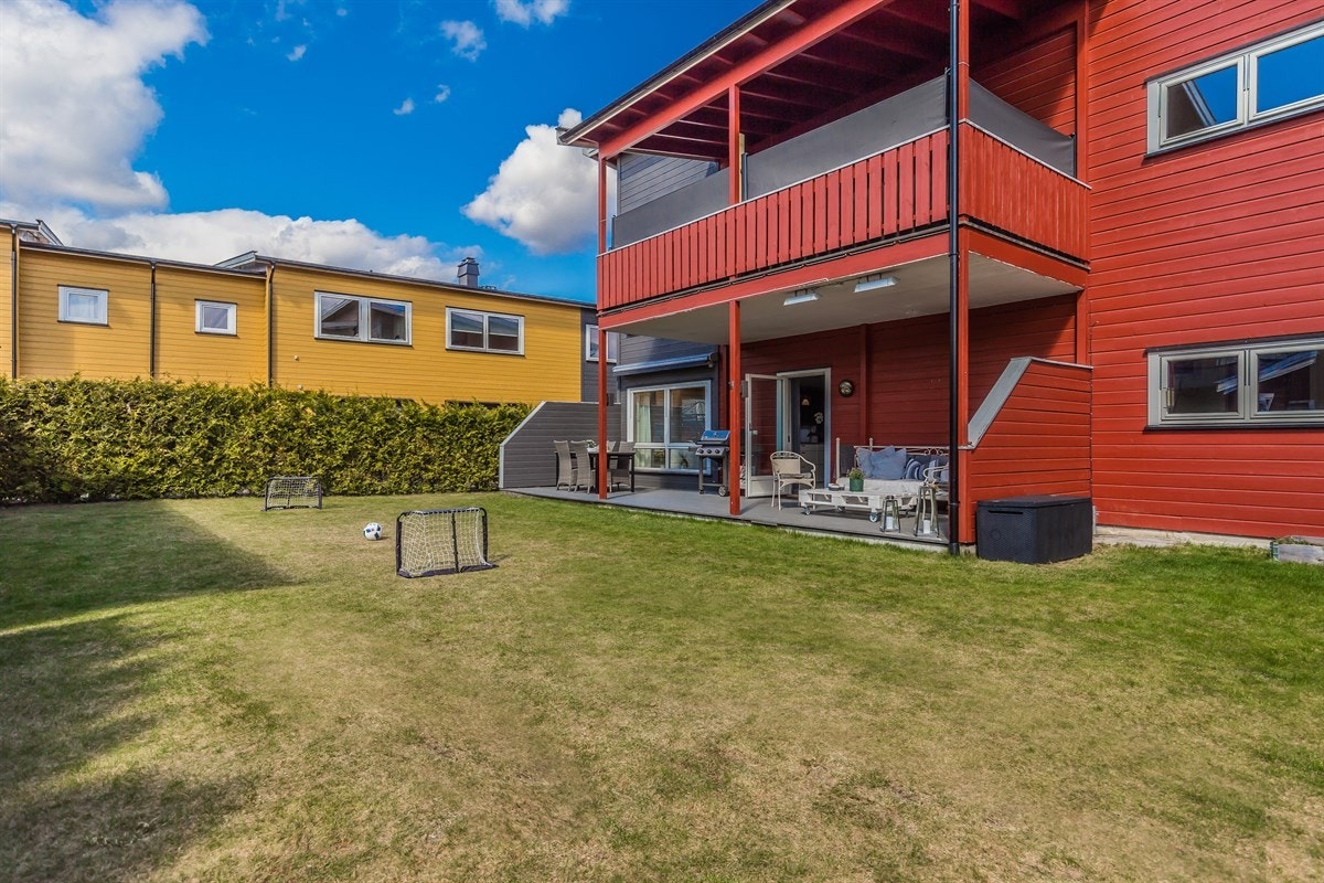 Ekornrud - Stor og tiltalende 4-roms selveier med 2 bad. Hage, solrik markterrasse og garasje. Barnevennlig! Galleribilde