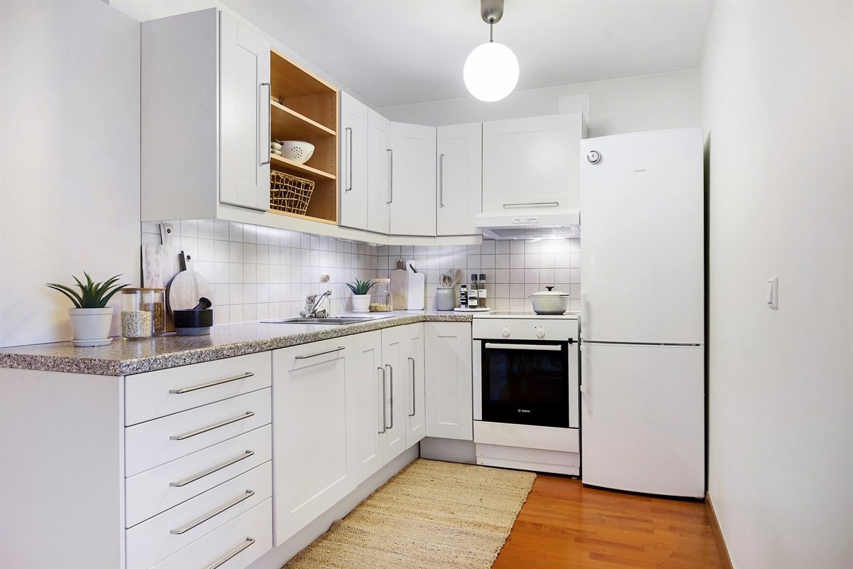 Effektivt kjøkken med god lagrings- og benkeplass. Galleribilde