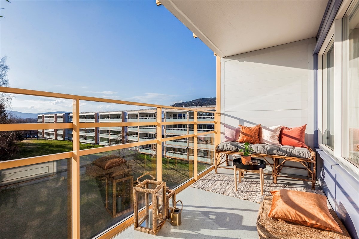 Solrik og vestvendt balkong, sol til den går ned. Galleribilde