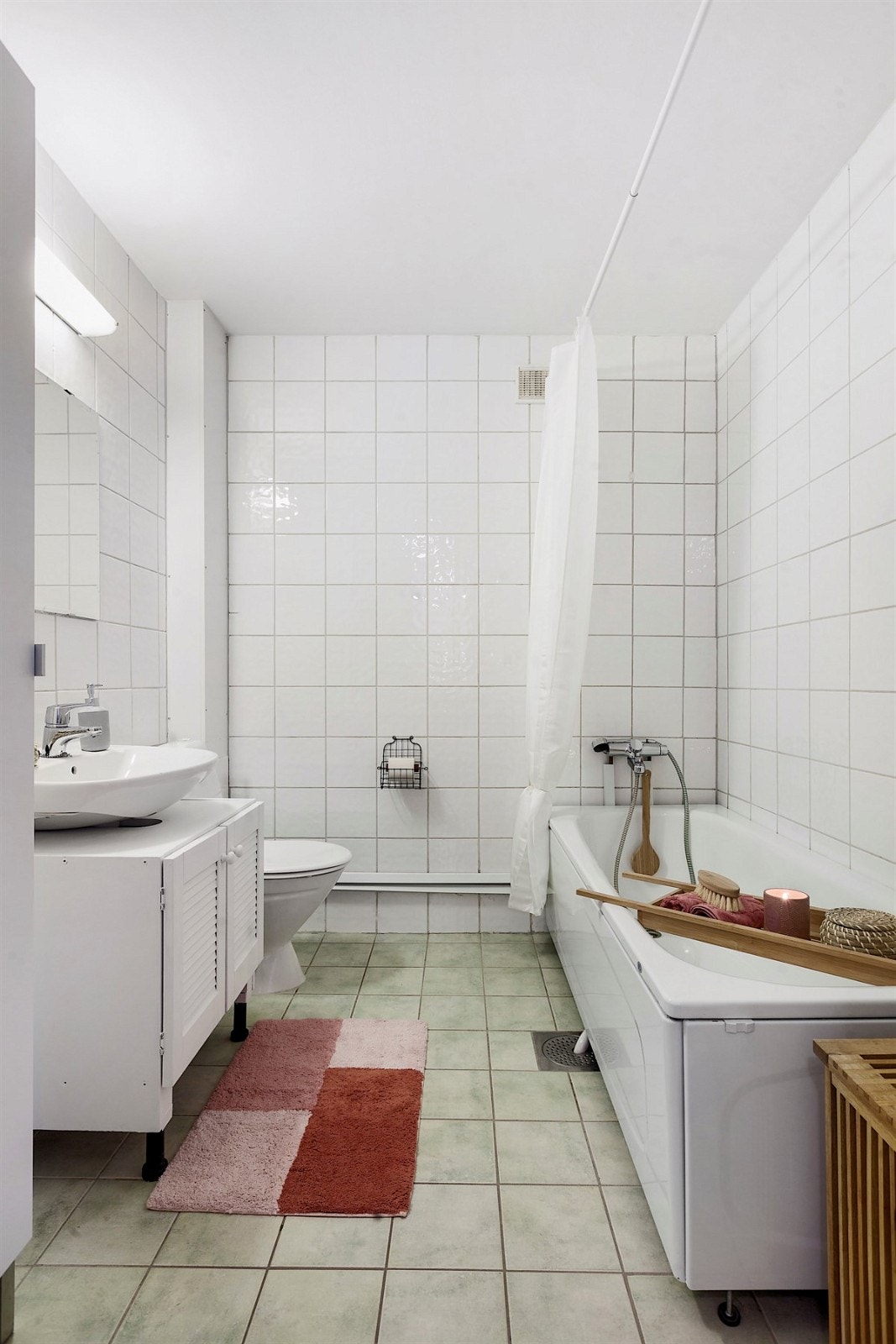 Eldre bad, -høyst funksjonibelt slik det anvendes i dag. Opplegg for vaskemaskin. Galleribilde