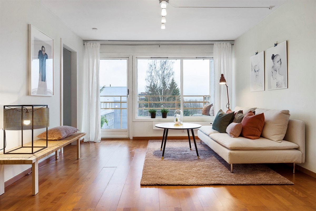 Store vindusflater gir masse naturlig lys i leiligheten- gir deg godfølelsen. Galleribilde