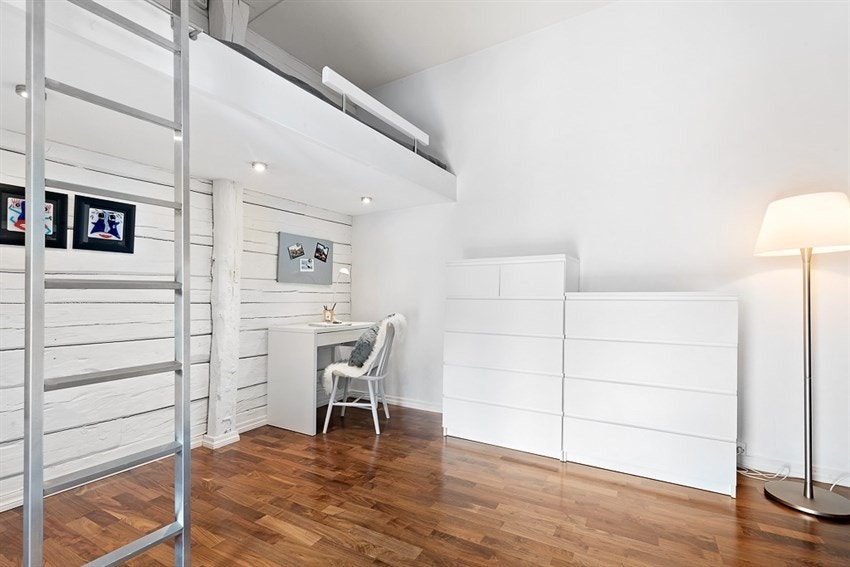 Koselig, romslig sovealkove med glassdører mot stue Galleribilde