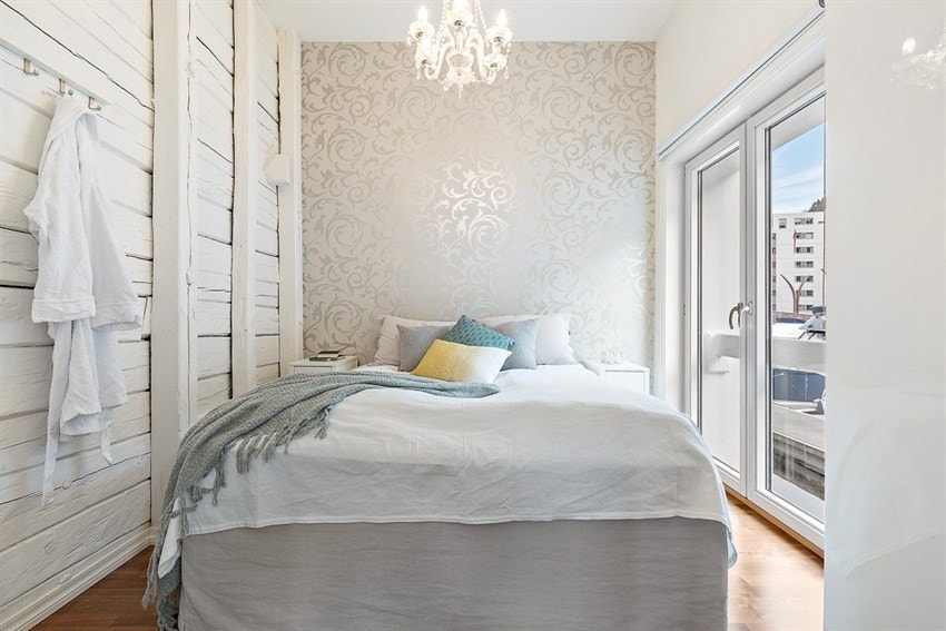 Lyst og flott soverom med fantastisk utsikt over sjøen Galleribilde