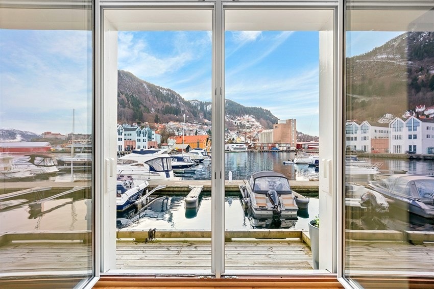 Fra stuen går man rett ut på bryggen, med super utsikt over fjorden Galleribilde