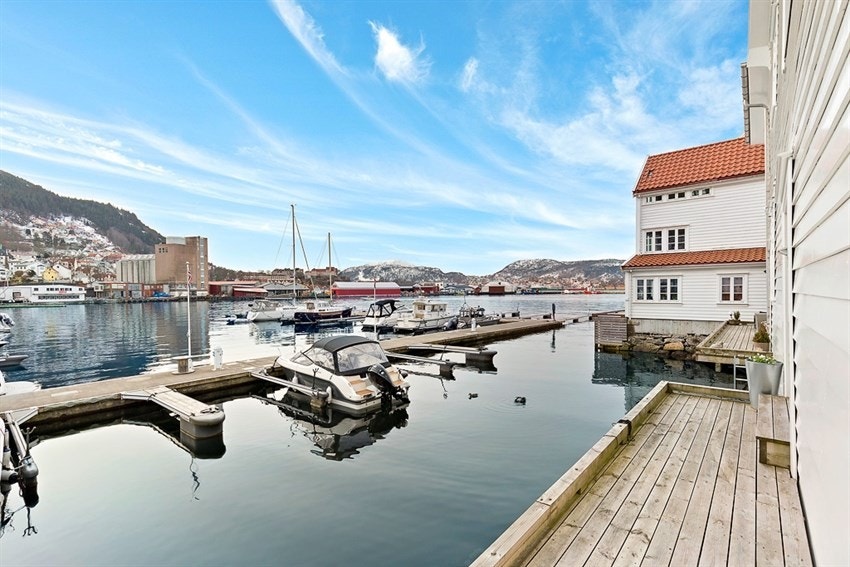 Attraktiv og maritim beliggenhet helt i sjøkanten Galleribilde