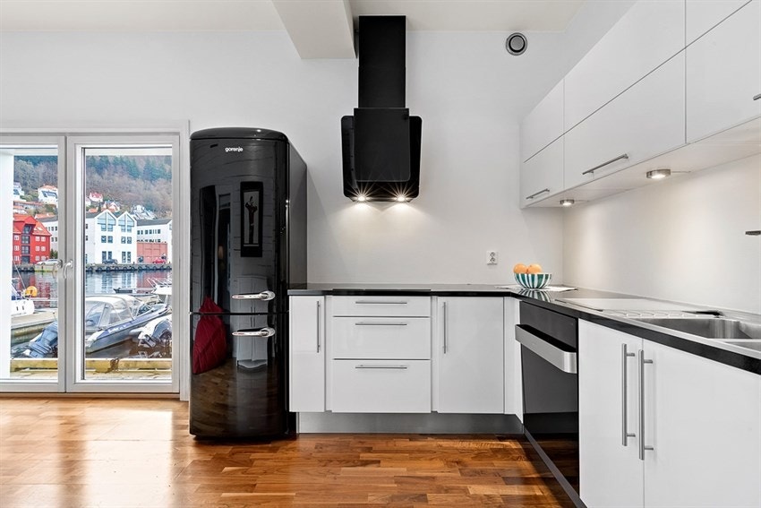 Kjøkkeninnredning fra Sigdal med folierte høyglansfronter og integrerte hvitevarer Galleribilde