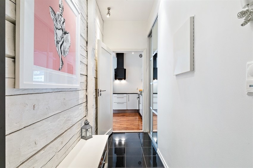 Hyggelig, flislagt entré med inngang mot kjøkken Galleribilde