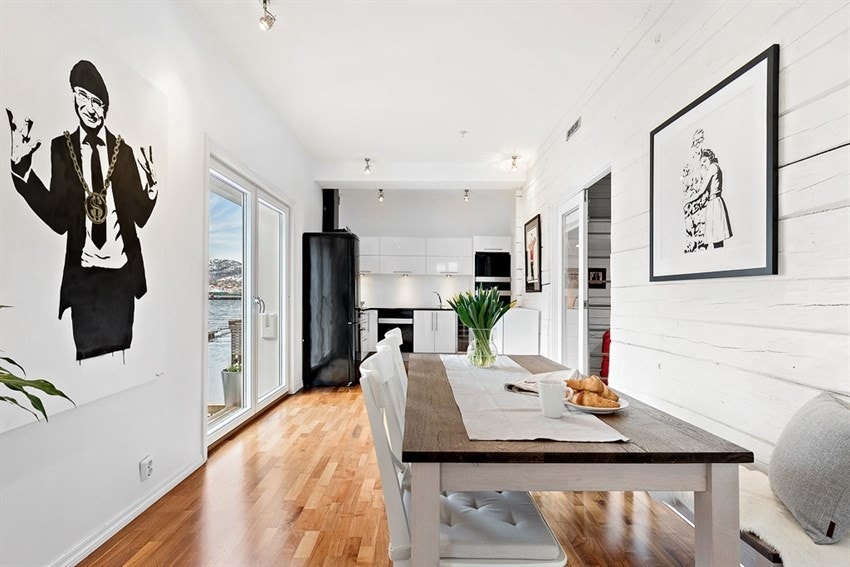 Det er åpen løsning mellom stue og kjøkken Galleribilde