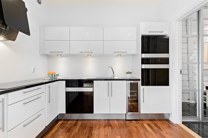 Lekkert, praktisk kjøkken med god skapplass Galleribilde