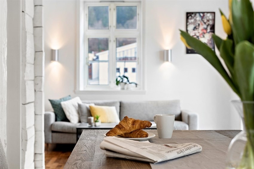 Store vindusflater gir gode lysforhold og et luftig inntrykk Galleribilde