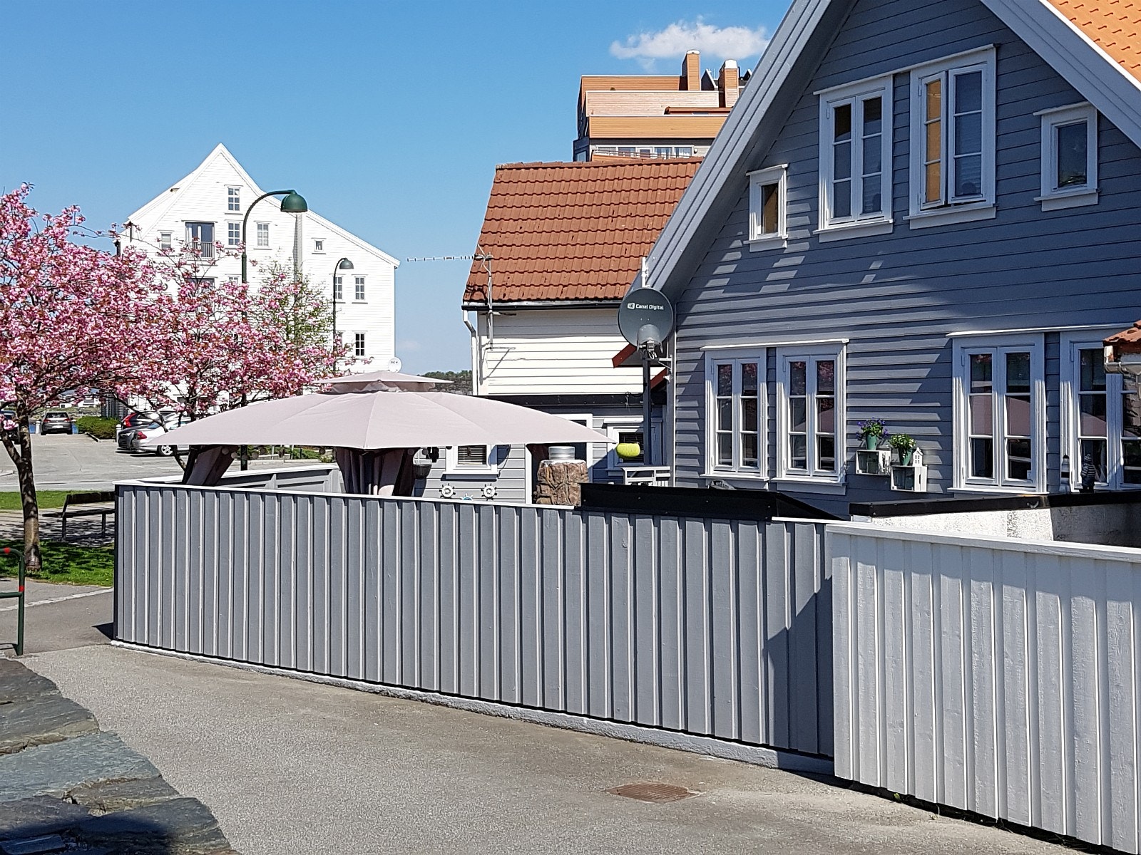 Nabo med gamle småhus og Verven 42 rett fram Galleribilde