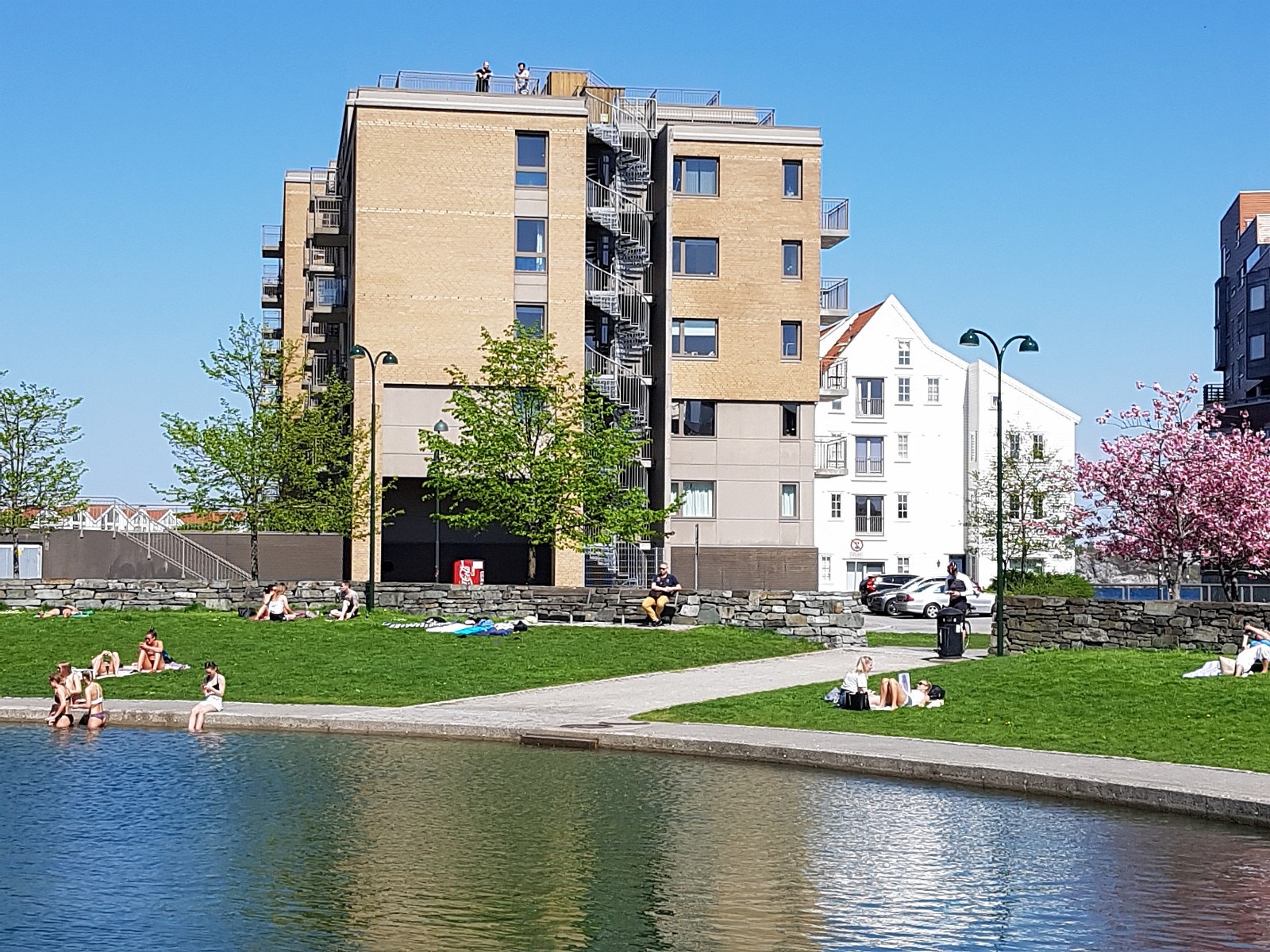 Badedammen og leiligheten like bakenfor i det hvite bygget Galleribilde