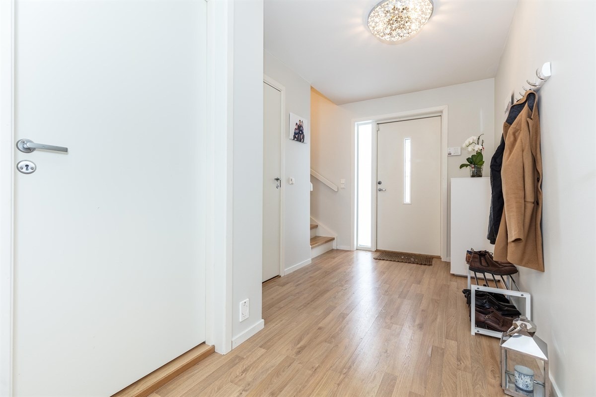 En lys og innbydende entre ønsker deg velkommen inn for en hyggelig visning! Galleribilde
