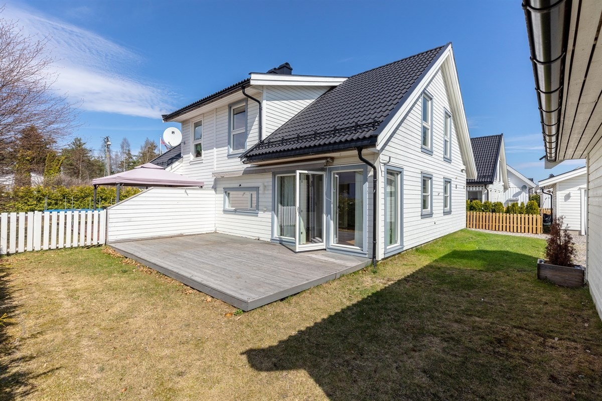 Koselig hage på baksiden av huset. Galleribilde