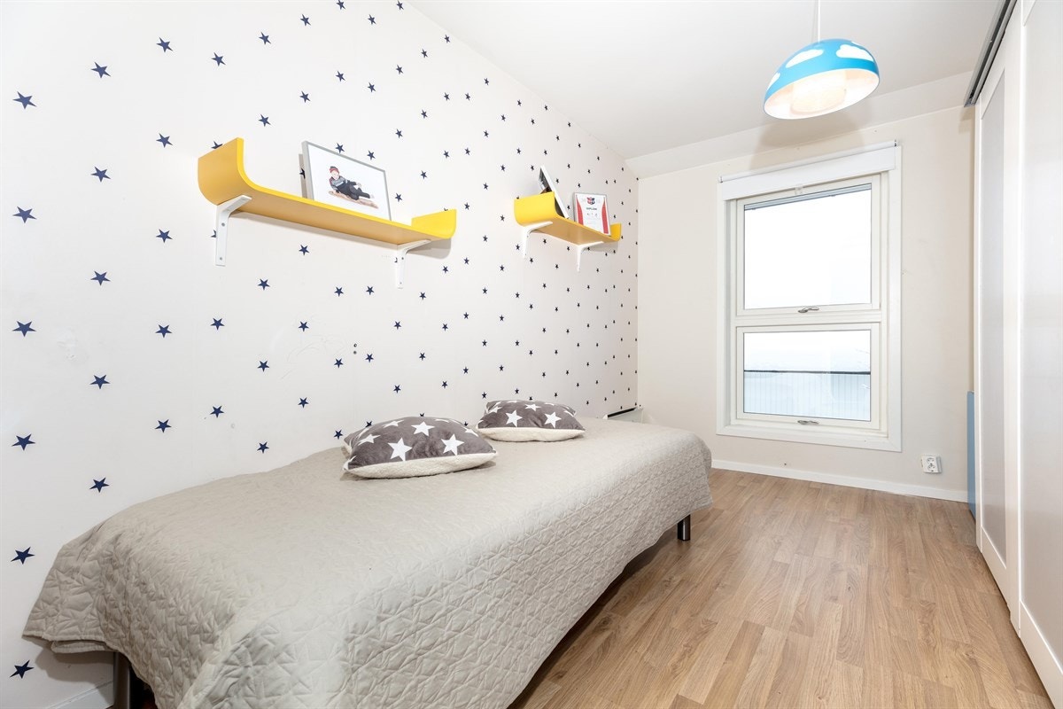 Soverom 2 fremstår som et perfekt barnerom. Rommet har lysmalte/tapetserte overflater og laminat på gulv. Galleribilde
