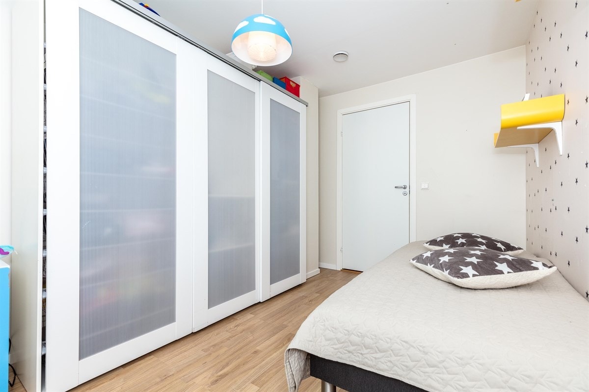Det er satt inn en praktisk skyvedørsgarderobe langs den ene langveggen. Galleribilde