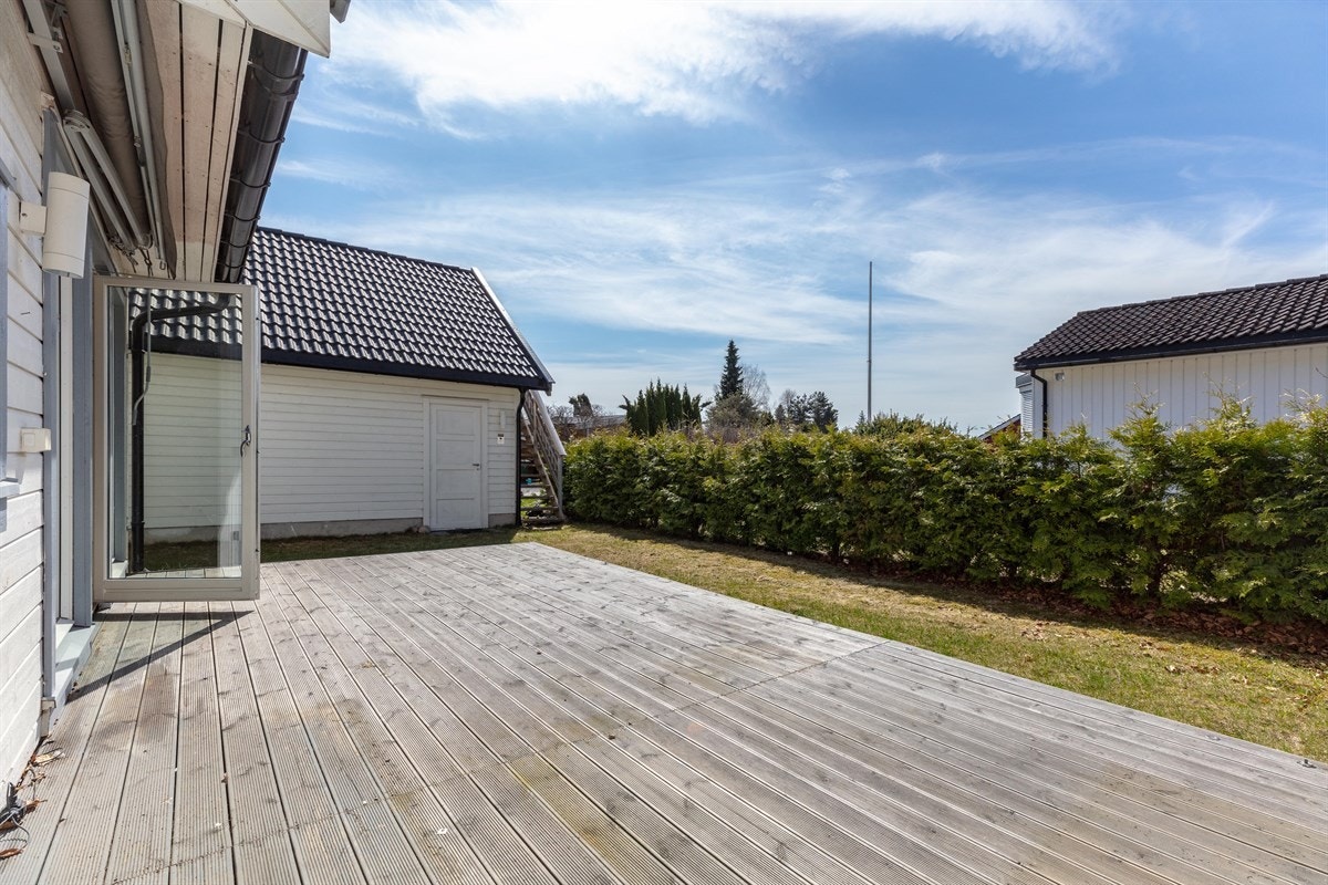 Det er plass til både grill og utemøbler. Galleribilde