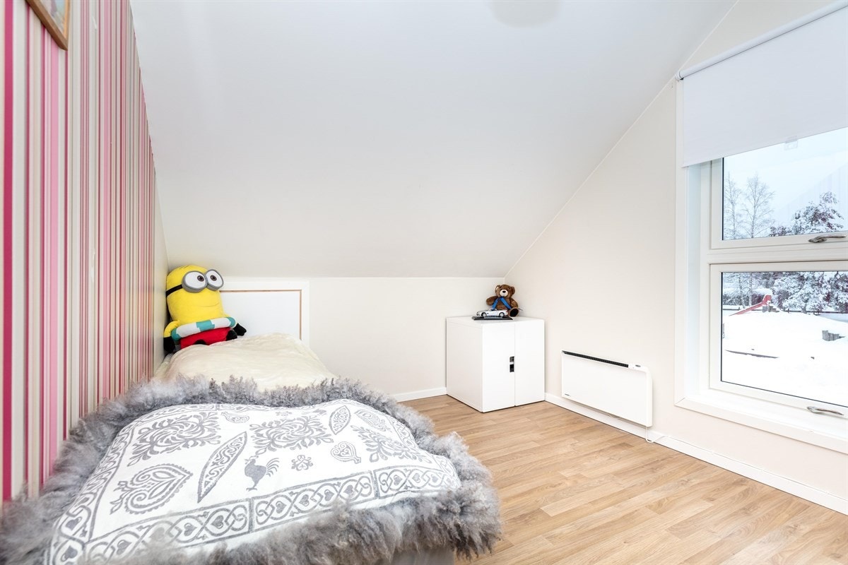 Soverom 3 fremstår som det ideelle barnerom eller ekstrarom. Alt etter egne ønsker og behov. Her er det lysmalte/tapetserte overflater og laminat på gulv. Galleribilde