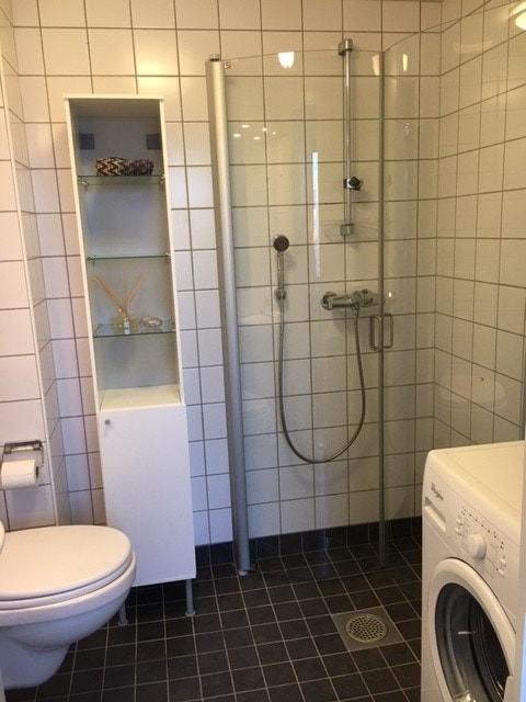 Stort bad med vaskemaskin Galleribilde