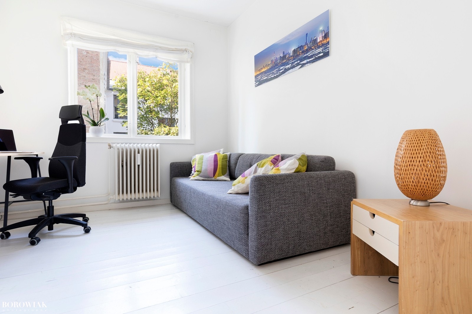 Soverom II vender også mot indre gårdsrom og med god størrelse på rommet egner det seg fint som barnerom eller kontor i kombinasjon med gjesterom. Galleribilde