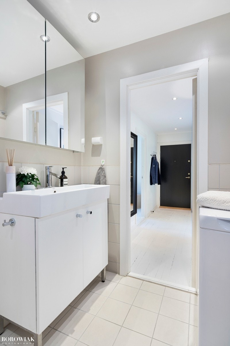 Badet er videre utstyrt med bred servant med underskap, vegghengt toalett og opplegg for vaskemaskin. Galleribilde