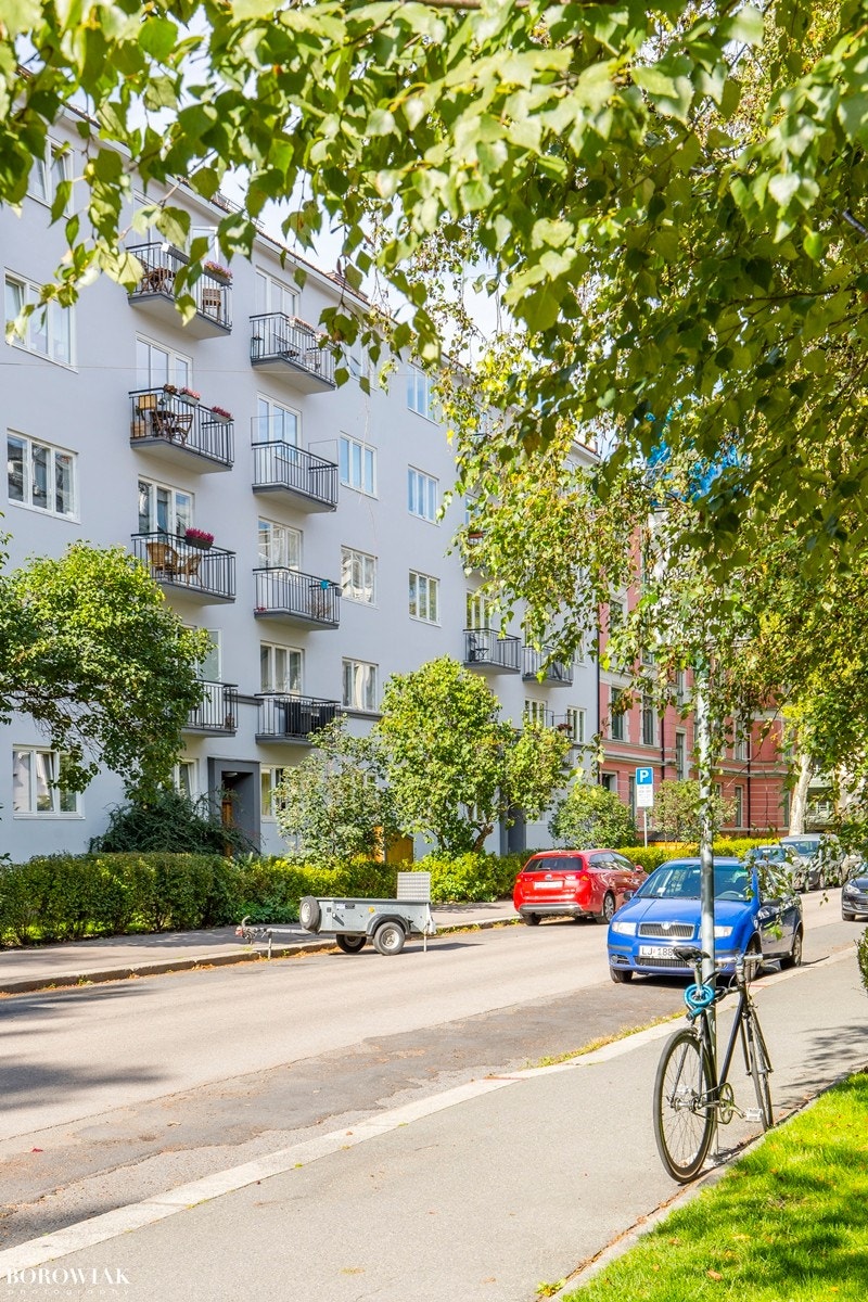 Med beboerparkering i området kan du parkere fritt på parkeringsplassene regulert til beboerparkering i området rundt din bolig for kr. 3.000,- pr. år Galleribilde