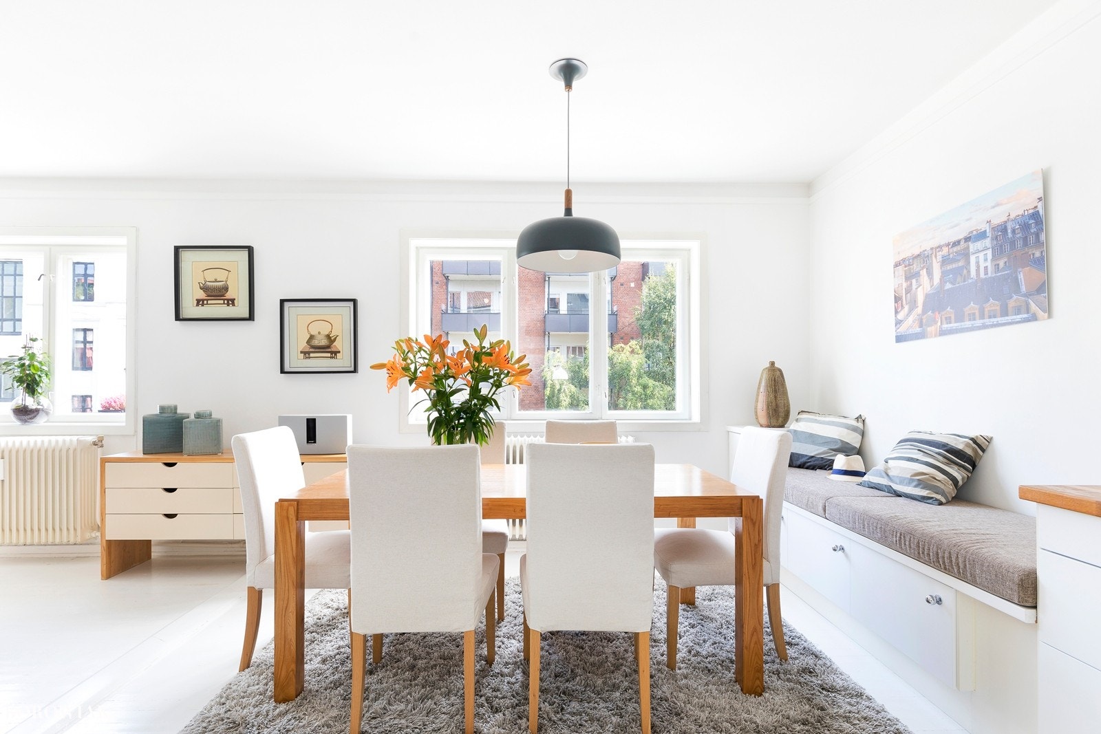 Med en romslig og åpen planløsning har man plass til en stor spisestue med plass for enhver anledning. Galleribilde