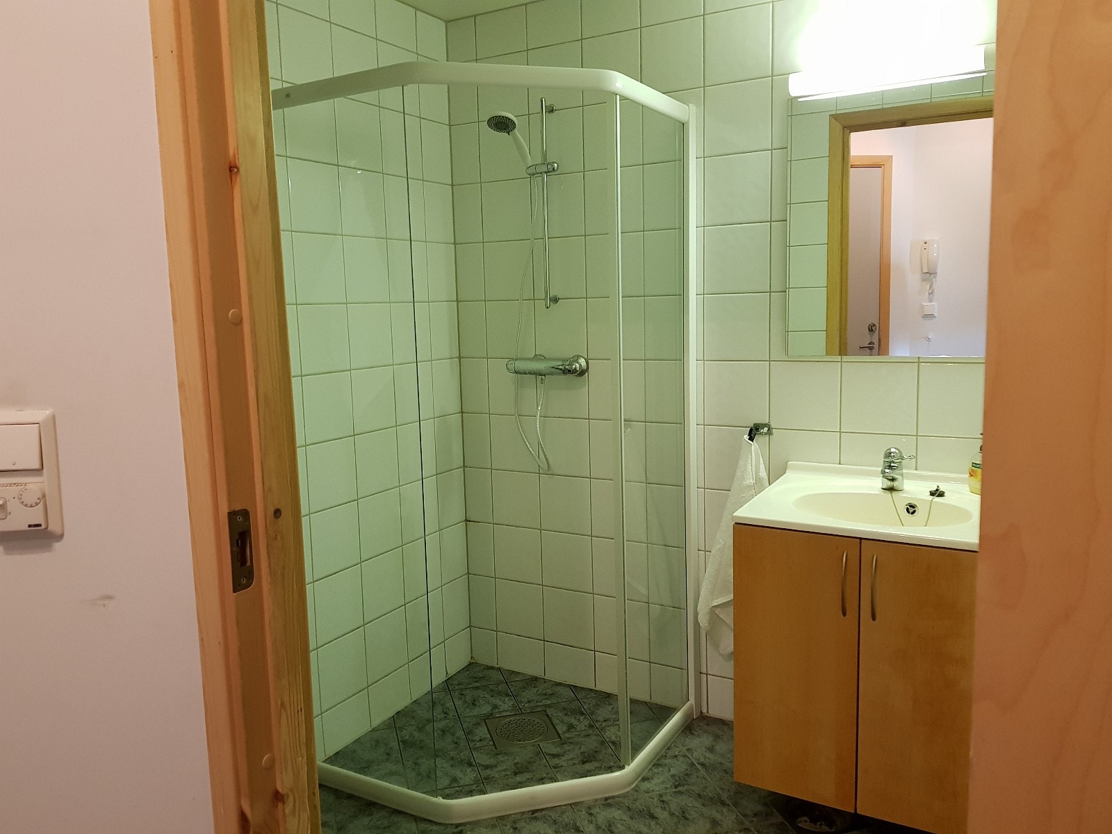 Bad med toalett, dusj, baderomsinnredning og vaskemaskin Galleribilde