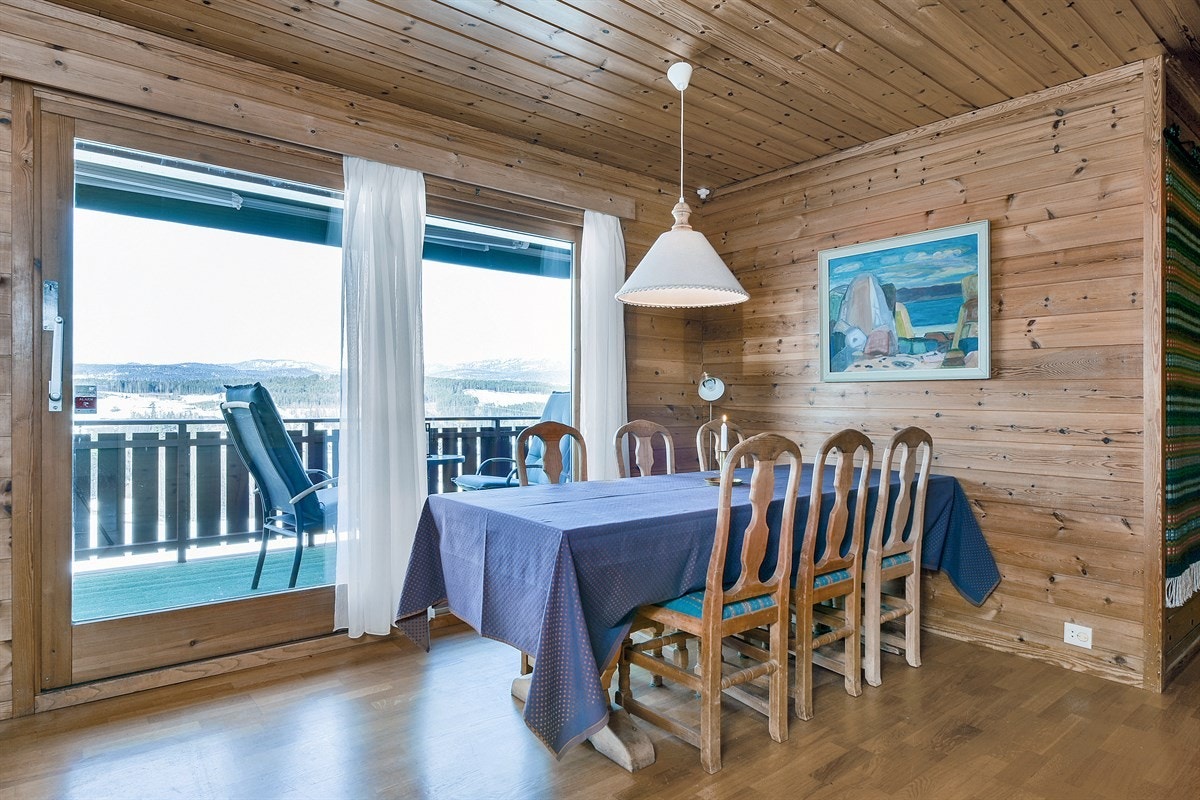 Plass til spisebord og tillhørende møblement. Galleribilde